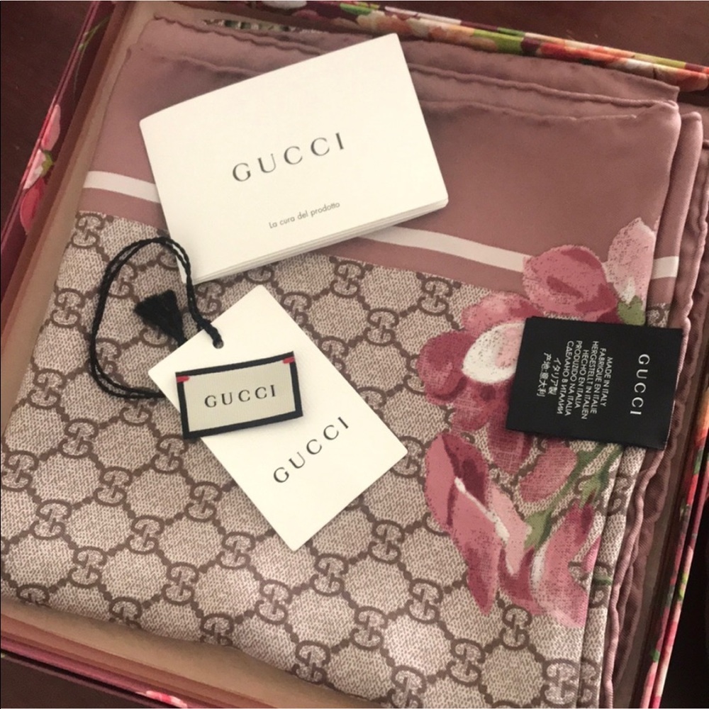 GUCCI BLOOMS PRINT SILK SCARF